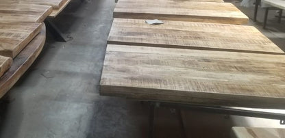Mangohouten salontafel van 130cm met zwarte metalen x-poten