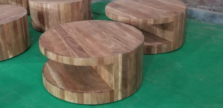Ronde naturel gelakte acaciahouten salontafel van 90cm doorsnee met inkeping