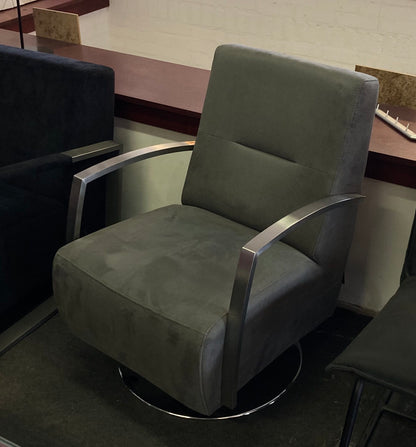Draaibare fauteuil Krone voorzien van nosag vering en rvs frame, showroommodel
