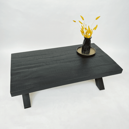 Zwarte mangohouten salontafel van 130cm met zwarte metalen x-poten