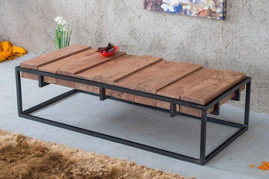 Naturel gelakte "verspringende" acaciahouten salontafel met metalen frame
