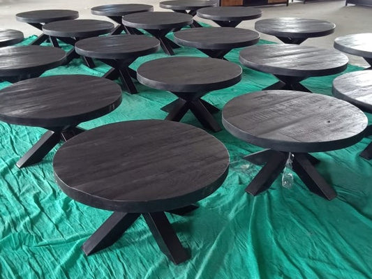 Ronde zwarte mangohouten salontafel van 90cm doorsnee met zwart metalen matrix/spinpoot
