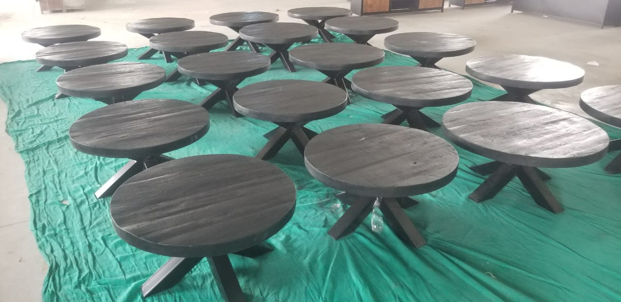 Ronde zwarte mangohouten salontafel van 80cm doorsnee met zwart metalen matrix/spinpoot