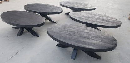 Ovale zwarte mangohouten salontafel van 120cm met zwart metalen matrix/spinpoot