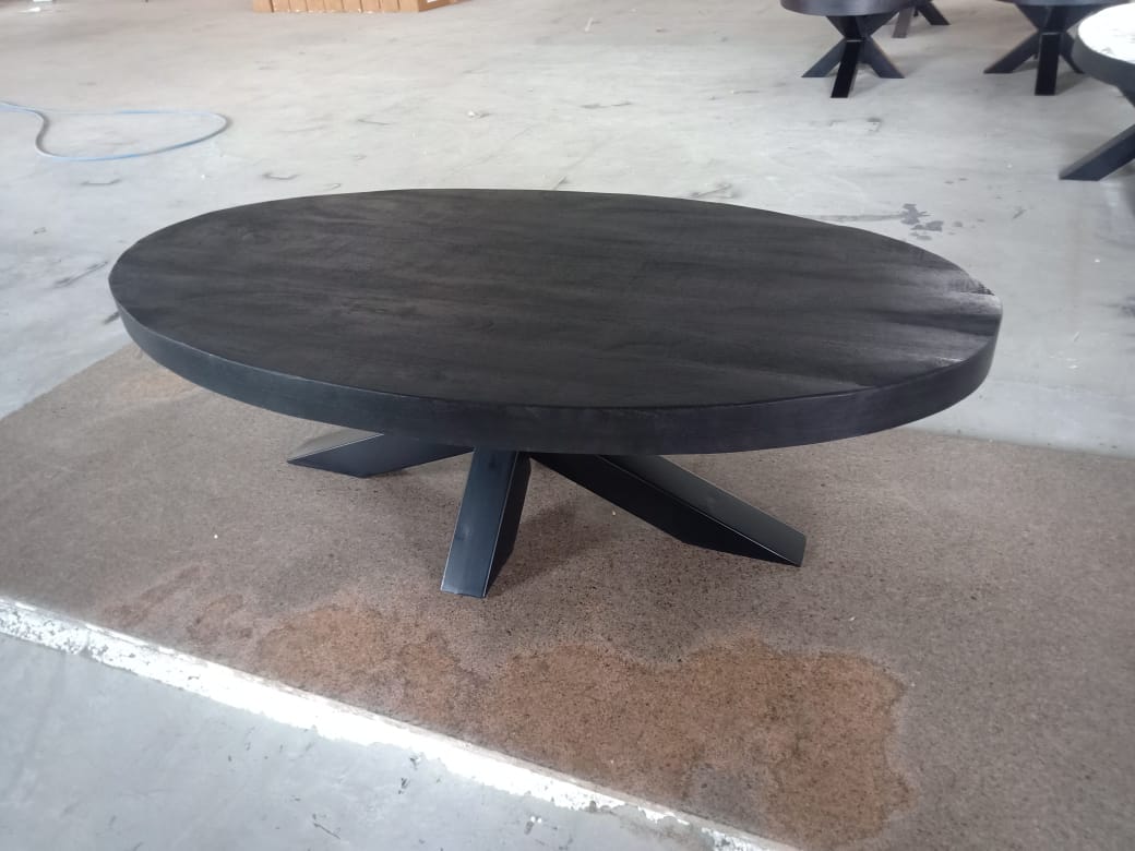 Ovale zwarte mangohouten salontafel van 120cm met zwart metalen matrix/spinpoot