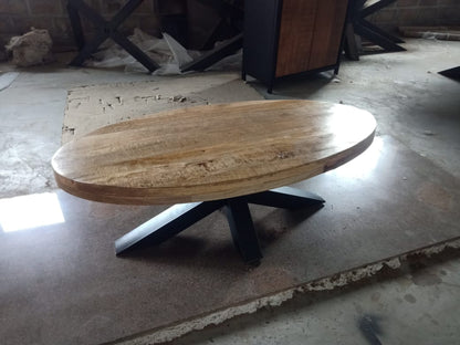 Ovale mangohouten salontafel van 120cm met zwart metalen matrix/spinpoot
