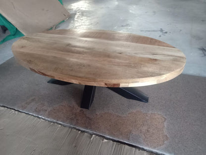 Ovale mangohouten salontafel van 130cm met zwart metalen matrix/spinpoot