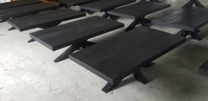 Zwarte mangohouten salontafel van 130cm met zwarte metalen spinpoot