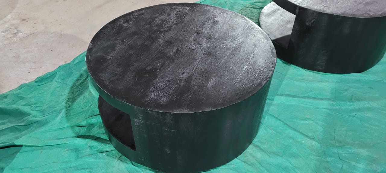 Ronde zwarte mangohouten salontafel van 90cm doorsnee met inkeping