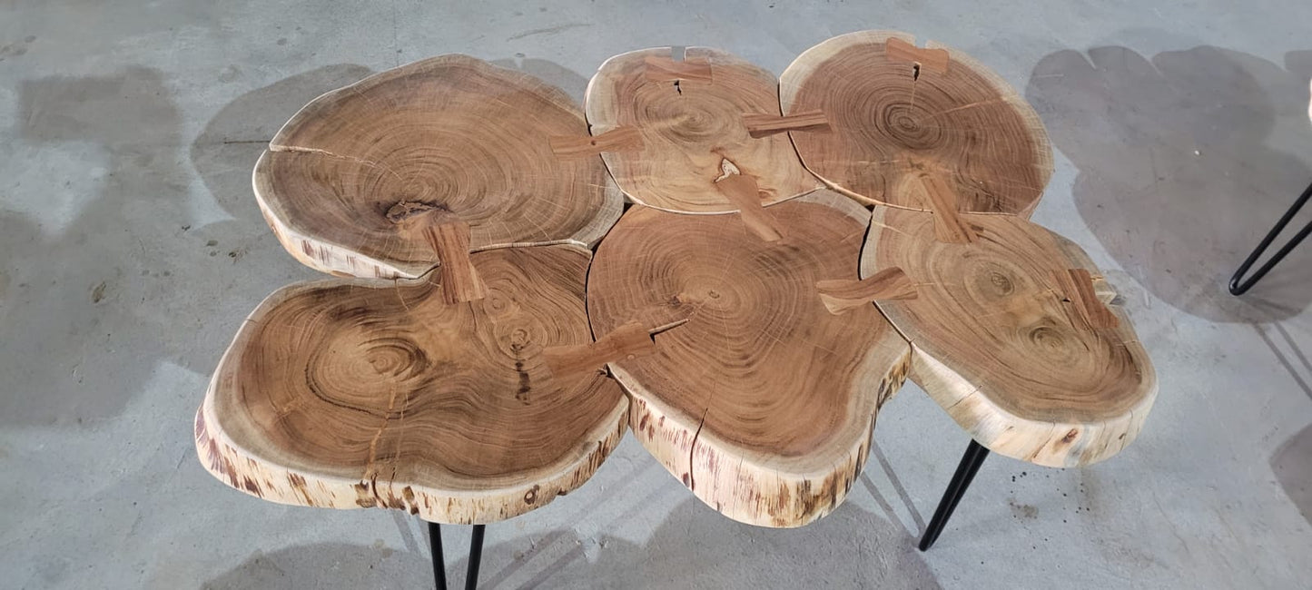 Naturel gelakte acaciahouten salontafel bestaande uit 6 bladen