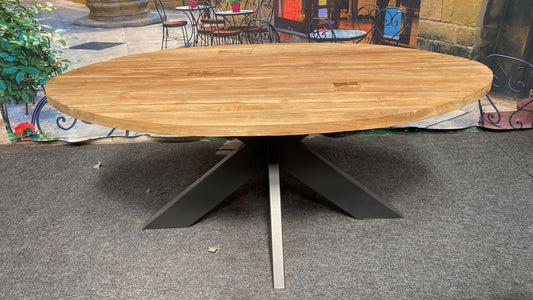 Ovale teakhouten tafel van 100x180cm vooorzien van spinpoot