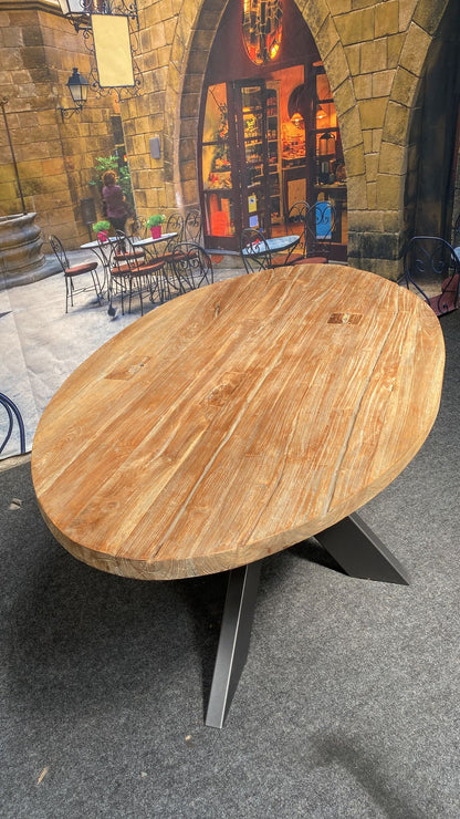 Ovale teakhouten tafel van 100x180cm vooorzien van spinpoot