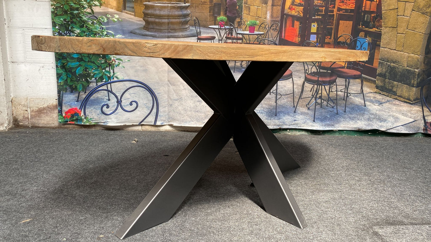 Ovale teakhouten tafel van 100x180cm vooorzien van spinpoot