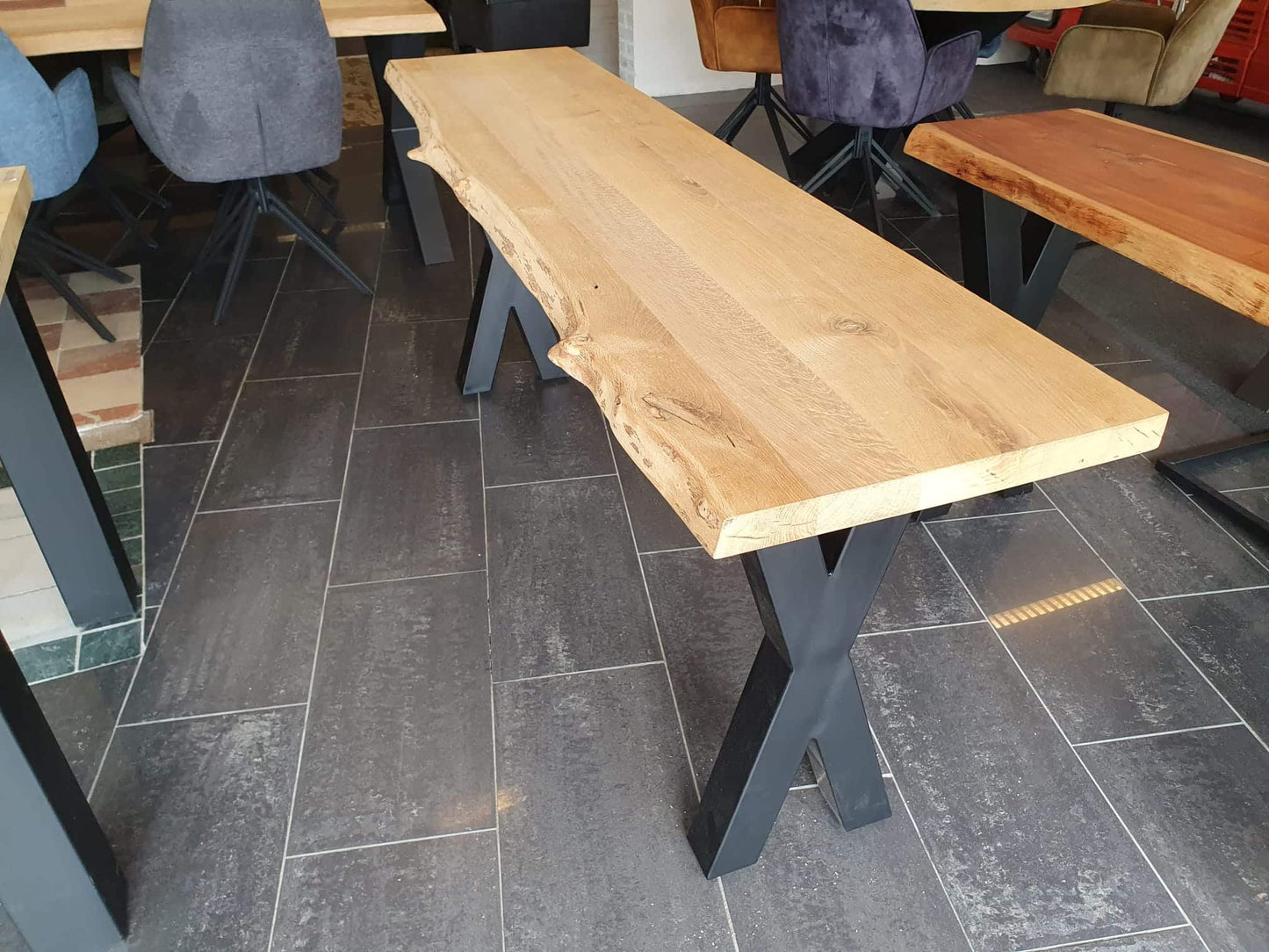 Eiken boomstamblad side-table voorzien van zwarte x-poten