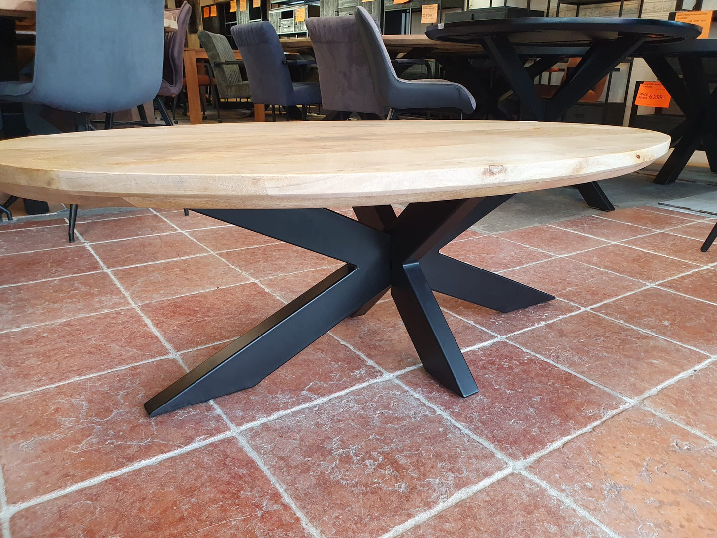 Gladde mangohouten naturelkleurige ovale salontafel met swiss edge 120x60cm incl. zwart metalen matrix/spinpoot