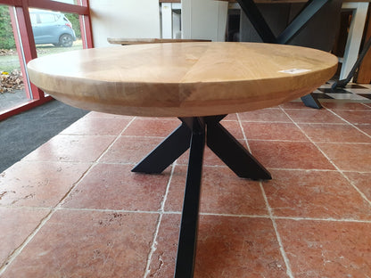 Gladde mangohouten naturelkleurige ovale salontafel met swiss edge 130x70cm incl. zwart metalen matrix/spinpoot