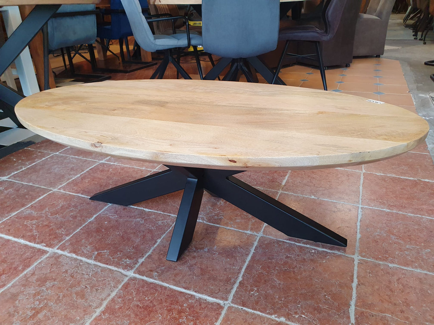 Gladde mangohouten naturelkleurige ovale salontafel met swiss edge 130x70cm incl. zwart metalen matrix/spinpoot