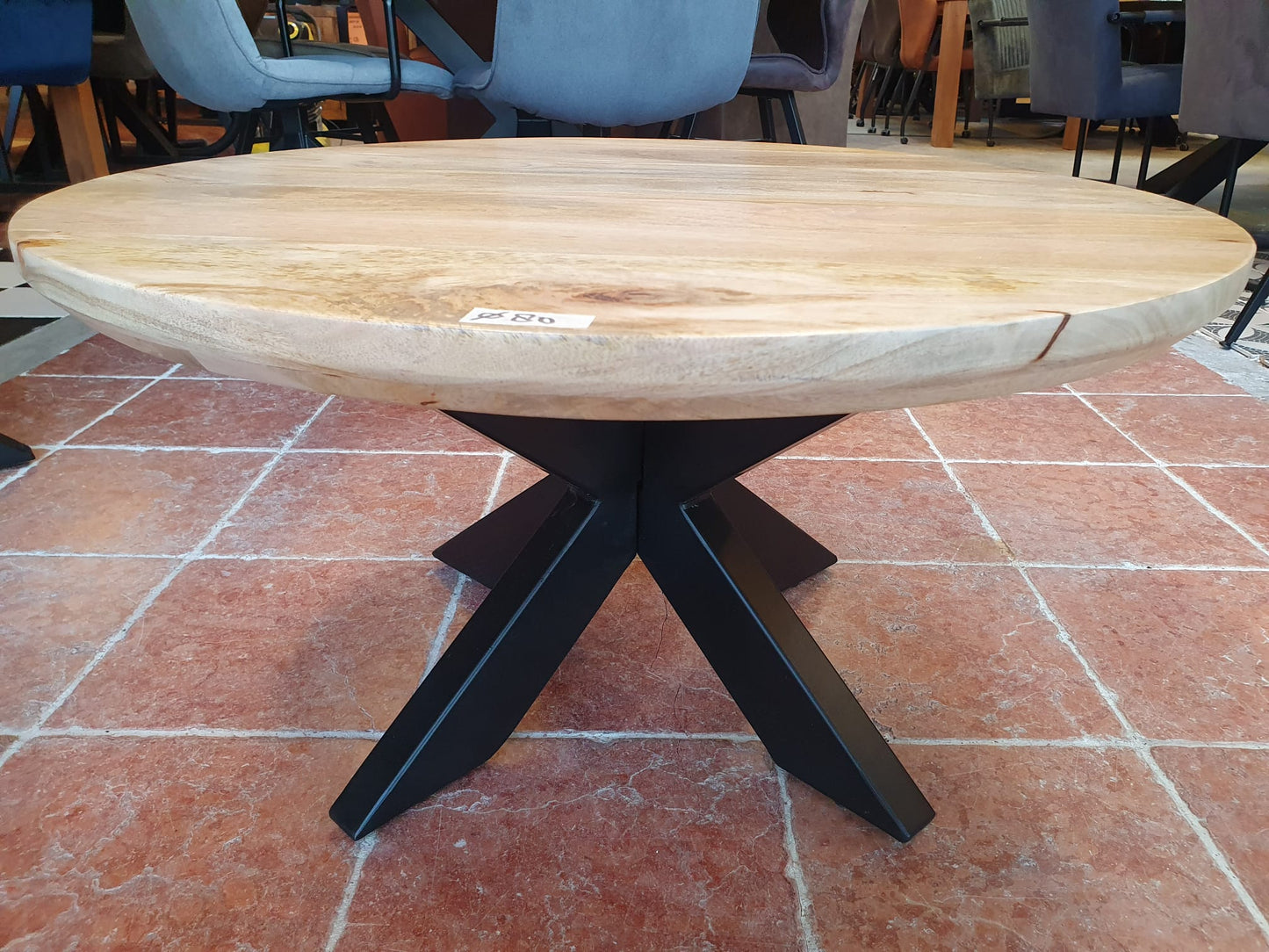 Gladde ronde mangohouten salontafel van 90cm doorsnee met zwart metalen matrix/spinpoot