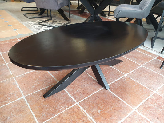 Gladde mangohouten zwarte ovale salontafel met swiss edge 120x60cm incl. zwart metalen matrix/spinpoot