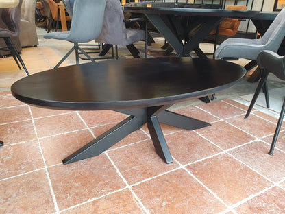 Gladde mangohouten zwarte ovale salontafel met swiss edge 130x70cm incl. zwart metalen matrix/spinpoot