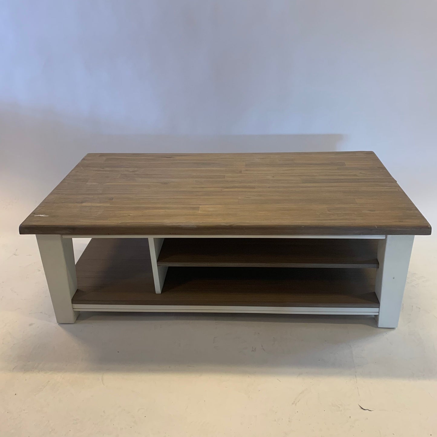 Wagon grey acaciahouten salontafel gecombineerd met wit mdf, model Malton