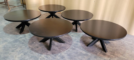 Gladde ronde zwarte mangohouten salontafel van 90cm doorsnee met zwart metalen matrix/spinpoot