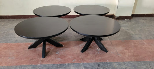Gladde ronde zwarte mangohouten salontafel van 80cm doorsnee met zwart metalen matrix/spinpoot