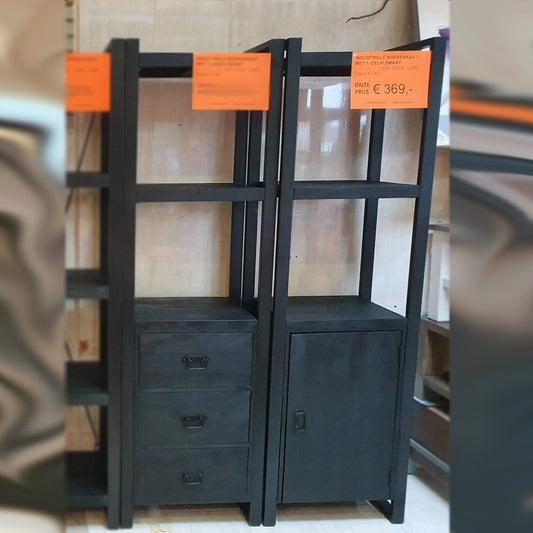 Industriële zwarte mangohouten boekenkast Nikki met deur 60x40x200cm